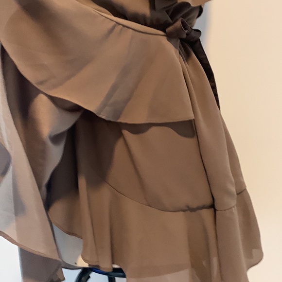 DOUBLE ZERO Taupe-Brown wrap dress with faux suede tie & Ruffled bottom Size S - Picture 6 of 12